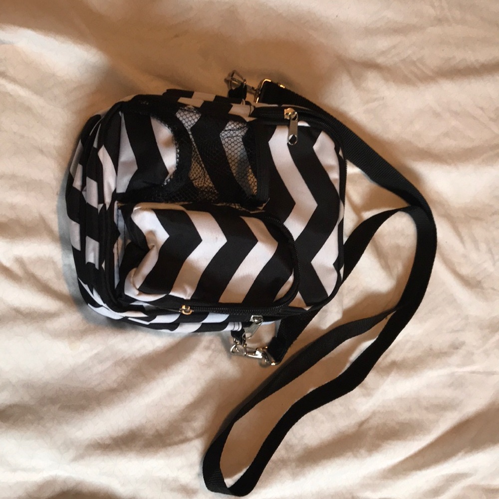 🌻Chevron cross body purse🌻 MUST BUNDLE 3+!!